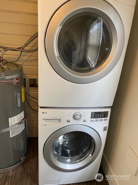 547 South Sullivan Street Seattle, WA 98108 - Photo 5 of 17 a utility room with dryer and washer