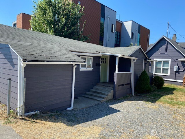 547 South Sullivan Street Seattle, WA 98108 - Photo 8 of 17 a front view of a house with garden