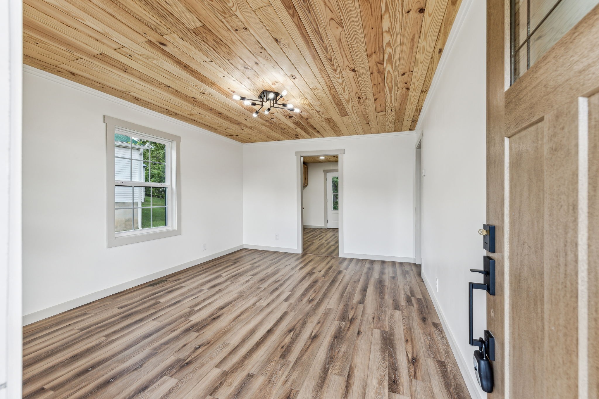111 Riverside Drive Centerville, TN 37033 - Photo 8 of 27 Spacious front room with new flooring and all new fixtures.