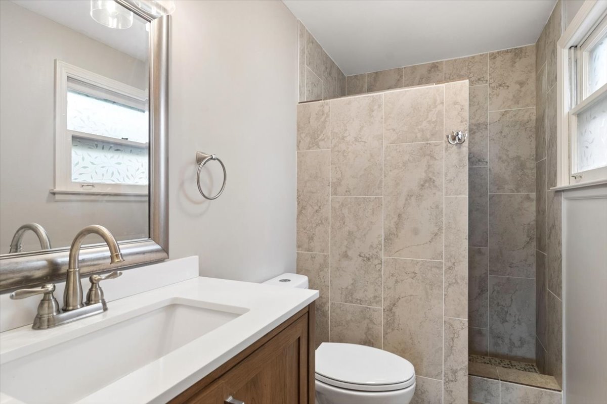 211 West Pickwick Road Arlington Heights, IL 60005 - Photo 12 of 23 Gallery Image 12