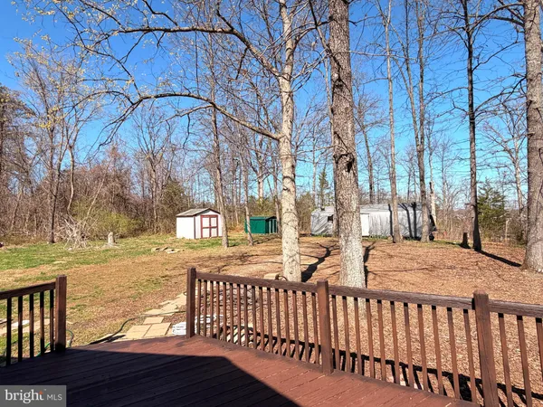 a view of yard with green space