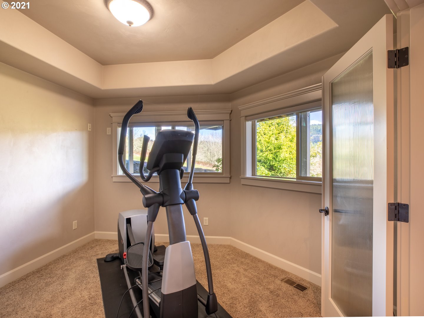 37001 Wallace Creek Road Springfield, OR 97478 - Photo 23 of 31 a view of a hallway with furniture and windows