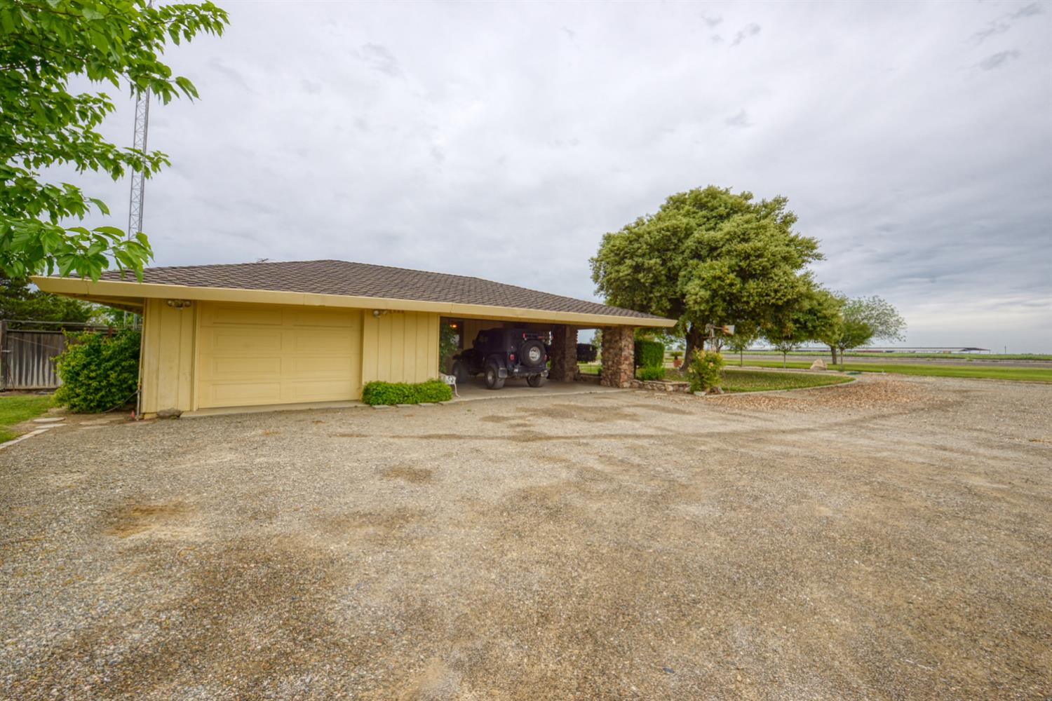 1471 Highway 33 Gustine, CA 95322 - Photo 4 of 57 front view of a house with a yard and an trees