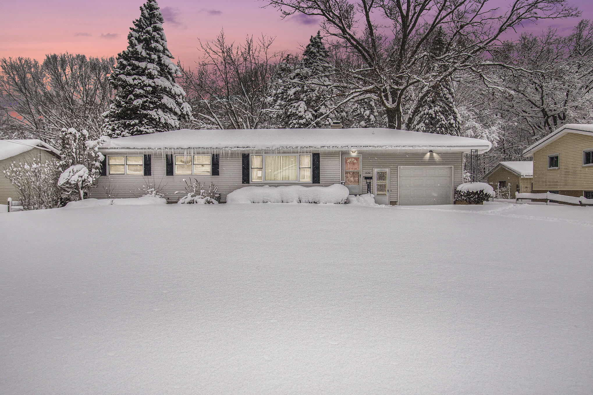 1634 West Giles Road Muskegon, MI 49445 - Photo 1 of 23 001_s22a4312_twilight