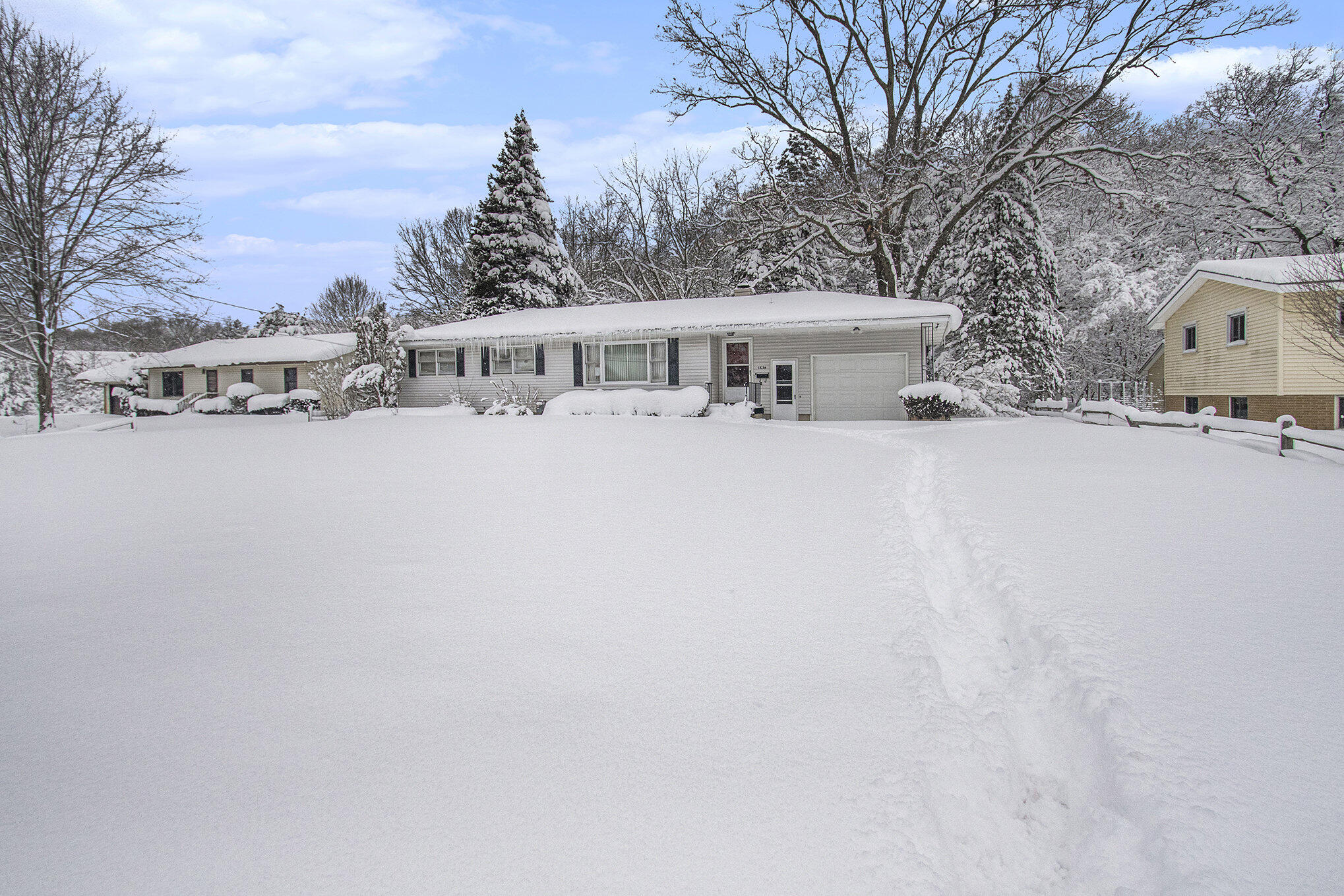 1634 West Giles Road Muskegon, MI 49445 - Photo 2 of 23 002_s22a4307