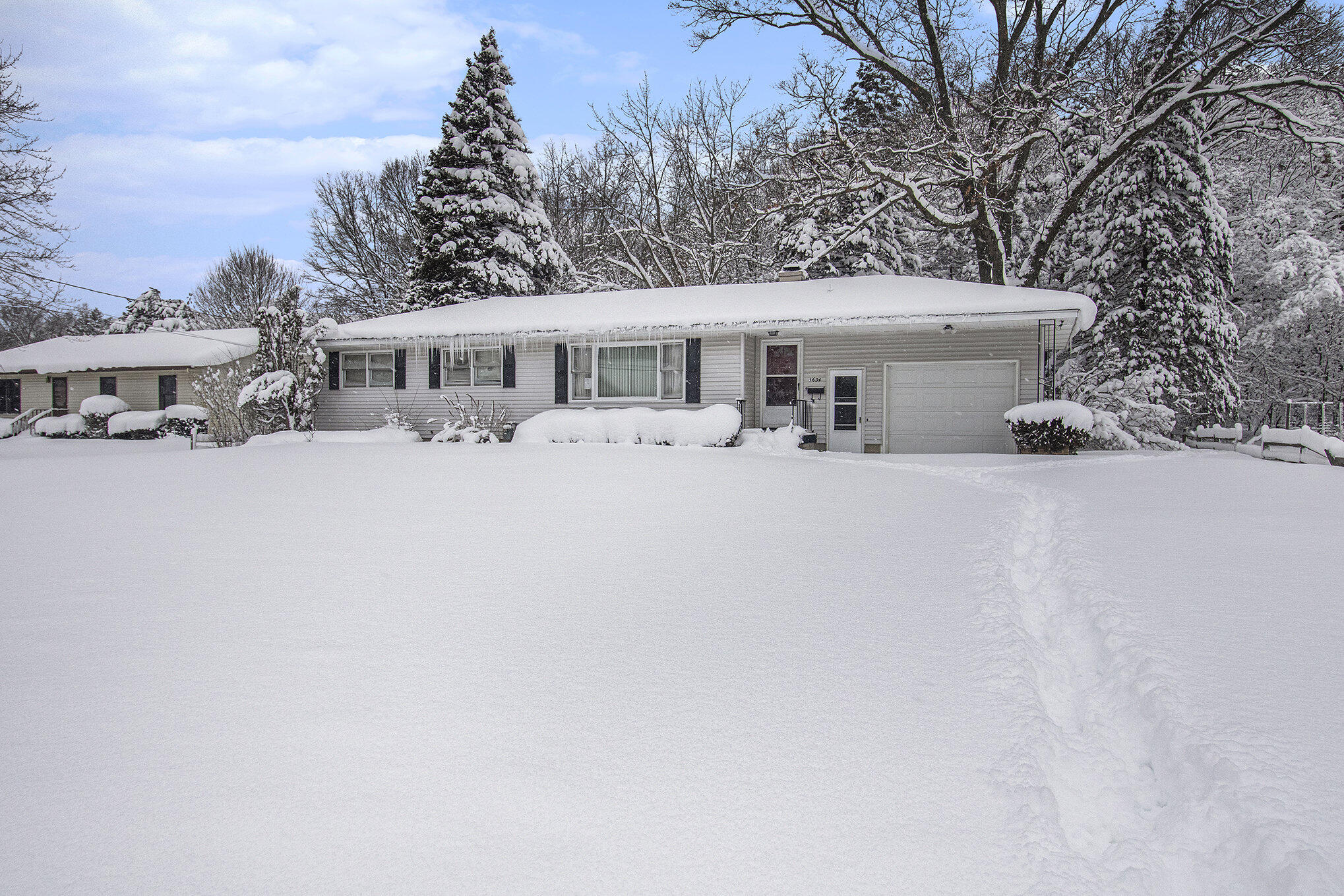 1634 West Giles Road Muskegon, MI 49445 - Photo 3 of 23 003_s22a4308
