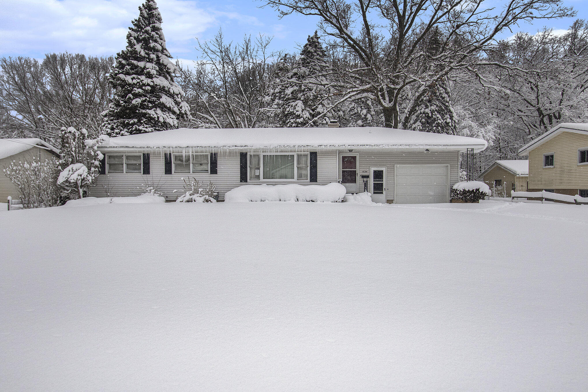 1634 West Giles Road Muskegon, MI 49445 - Photo 4 of 23 004_s22a4312