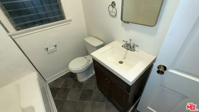 $2,400 | 4950 Beverly Boulevard, Unit 4950 1/2, Los Angeles, CA 90004