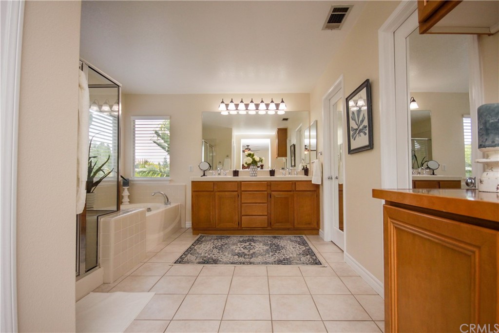 1836 Willow Bluff Drive Corona, CA 92883 - Photo 23 of 64 a bathroom with a sink a vanity a mirror and a bathtub