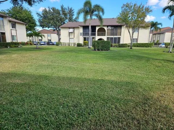 $2,000 | 105 Lake Pine Circle, Unit B2, Greenacres, FL 33463