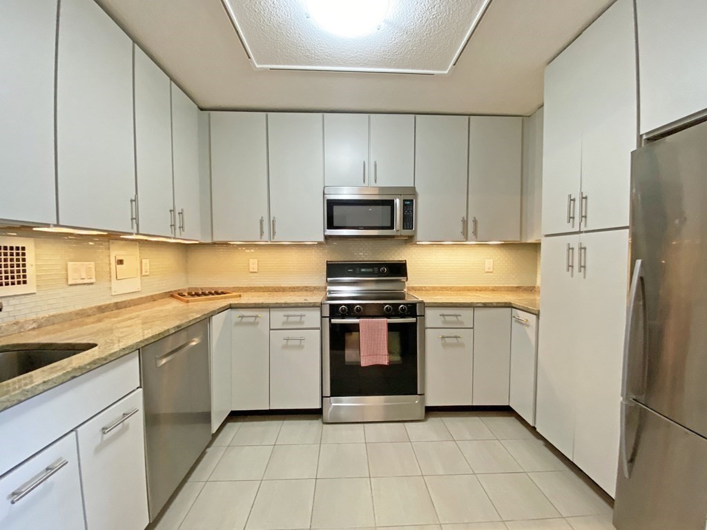 111 Perkins Street, Unit 186 Boston, MA 02130 - Photo 15 of 34 a kitchen with a sink stove and refrigerator