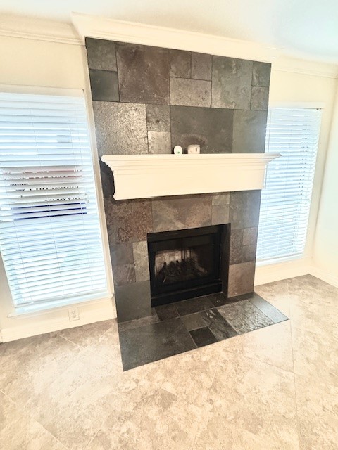 14020 Schroeder Road, Unit 151 Houston, TX 77070 - Photo 5 of 26 a living room with a fireplace