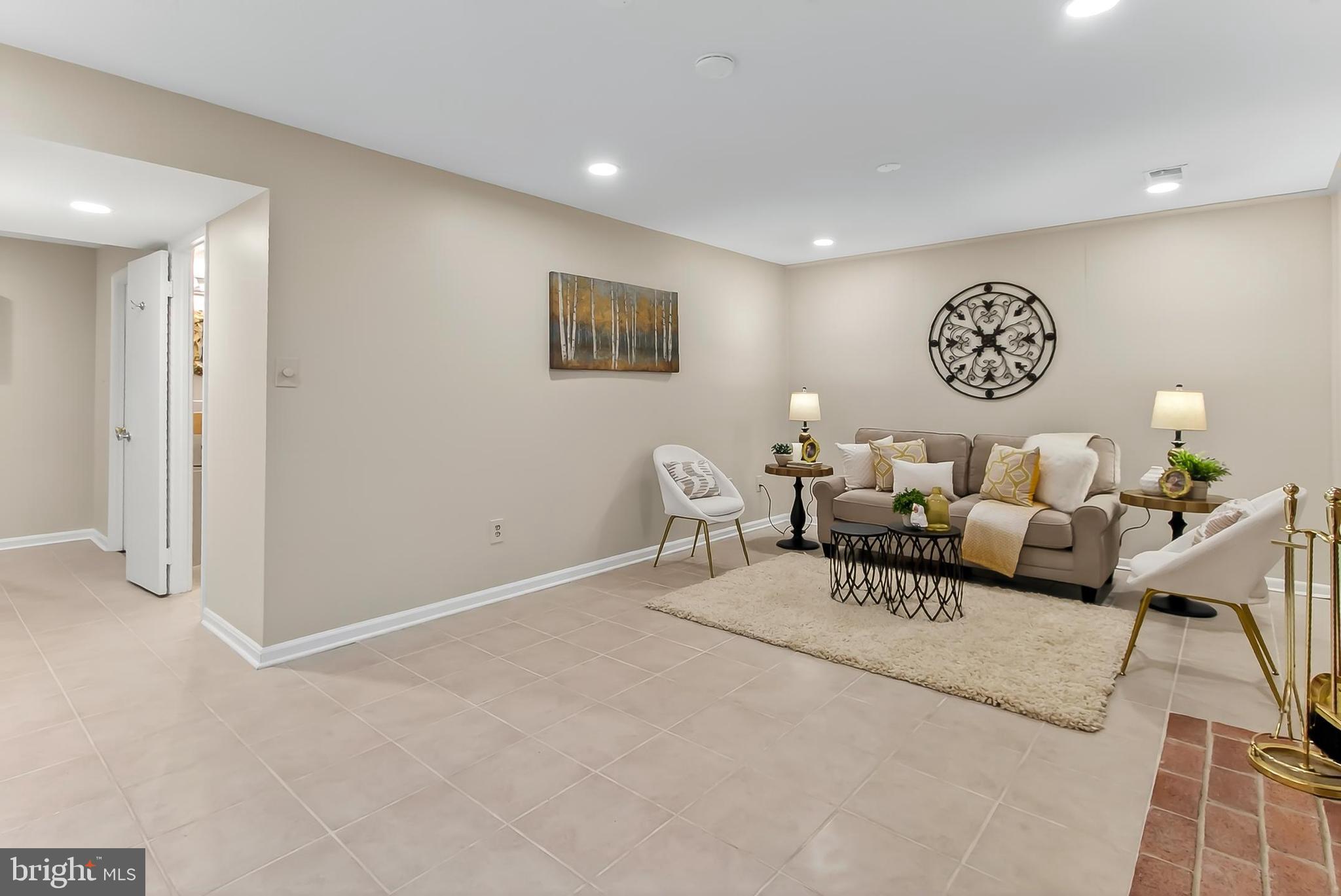 2810 Andiron Lane Vienna, VA 22180 - Photo 26 of 37 a living room with furniture