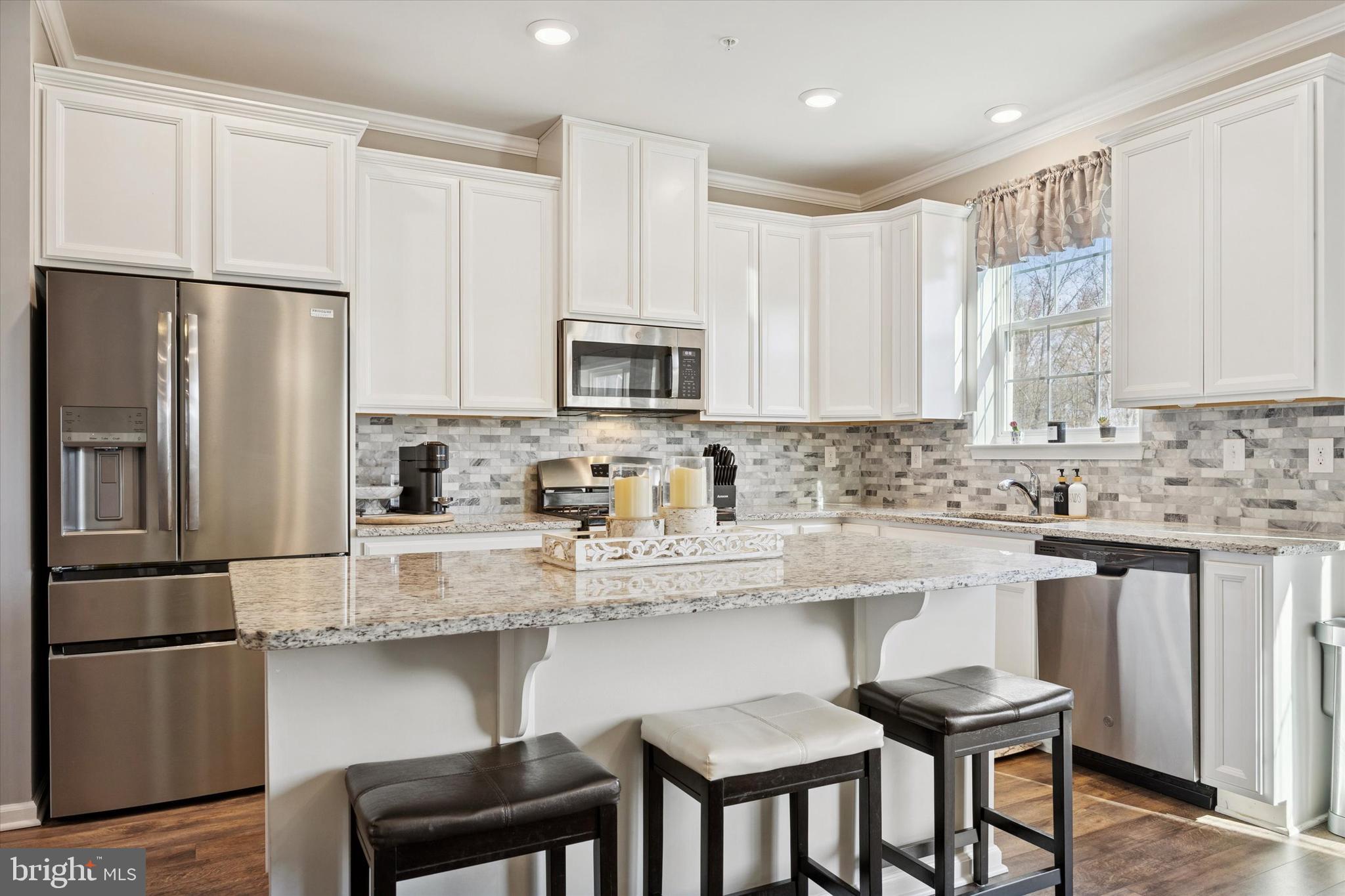 103 Edgewater Court Quakertown, PA 18951 - Photo 7 of 25 Kitchen, granite counters, Island seating.