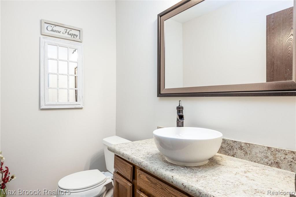 1390 Crescent Lane Rochester Hills, MI 48306 - Photo 14 of 27