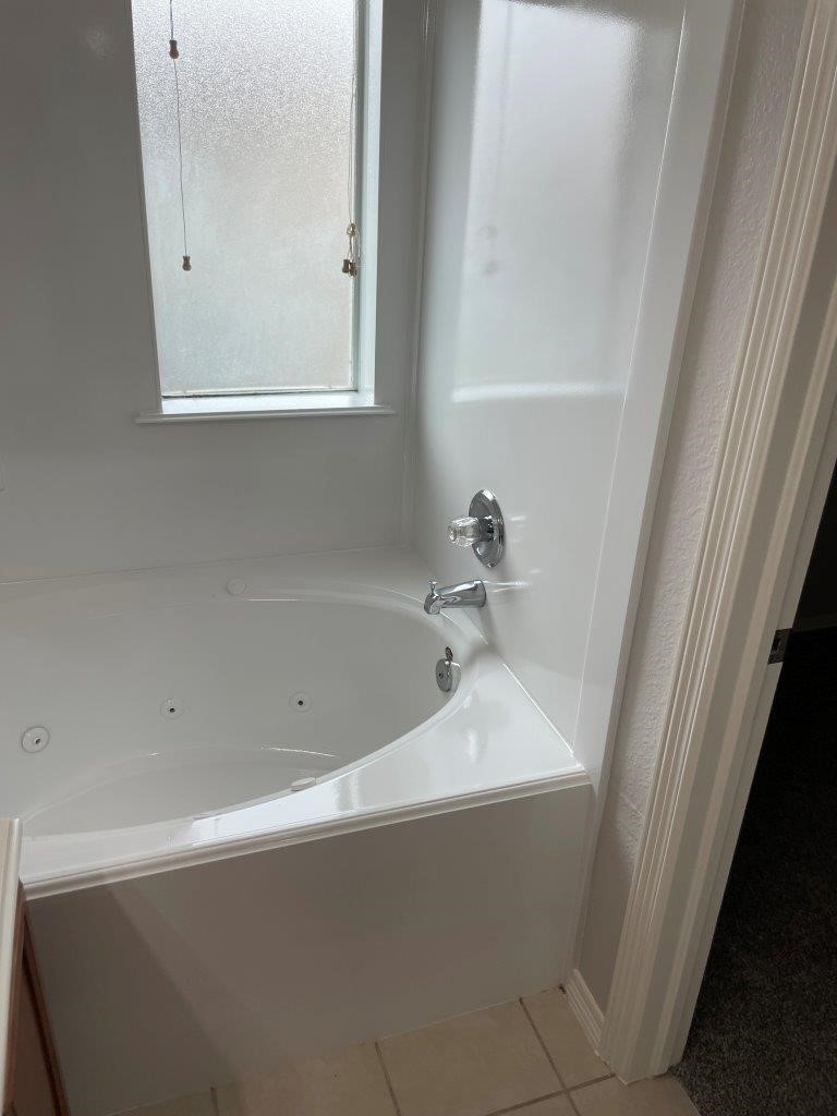 827 Chase View Drive Bacliff, TX 77518 - Photo 24 of 30 a bathroom with a bathtub