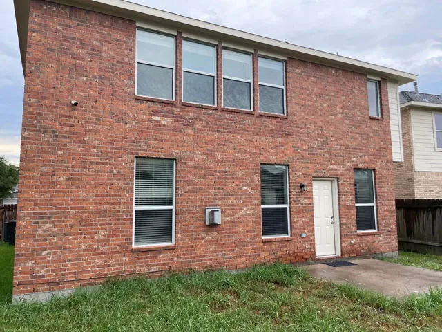 a brick building that has a lots of windows in it