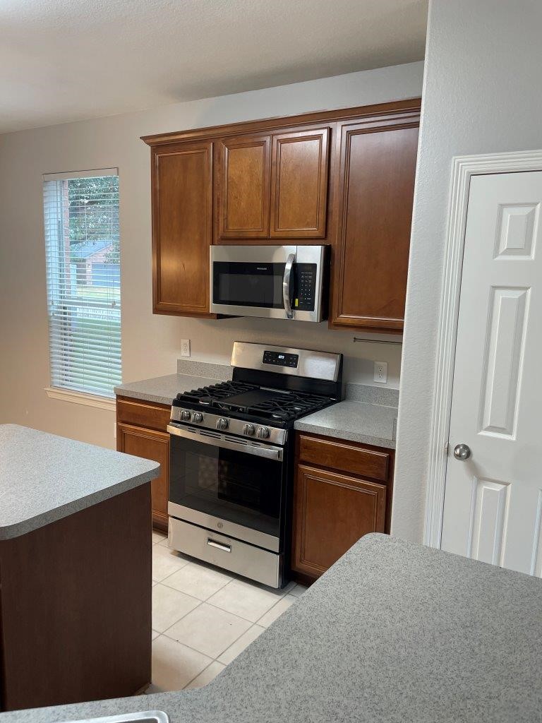 827 Chase View Drive Bacliff, TX 77518 - Photo 9 of 30 a kitchen with a stove and a microwave