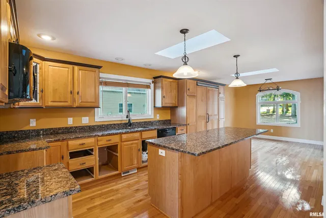 $540,000 | 21604 River Road North, Cordova, IL 61242