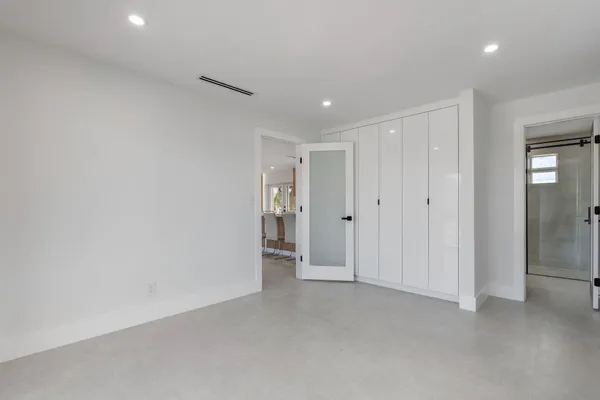 a close up view of a washer and dryer