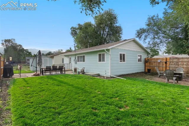 a view of a house with backyard