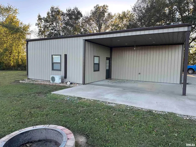 $198,500 | 814 Hyde Park Road, Royalton, IL 62983