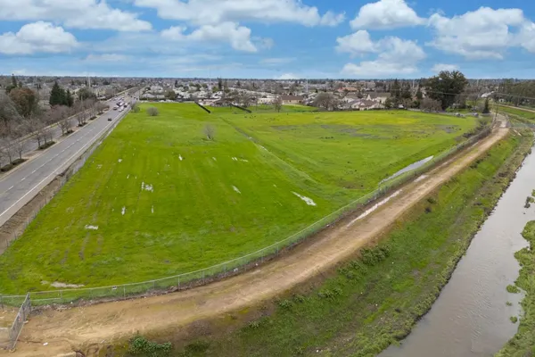 a view of a golf course with a garden