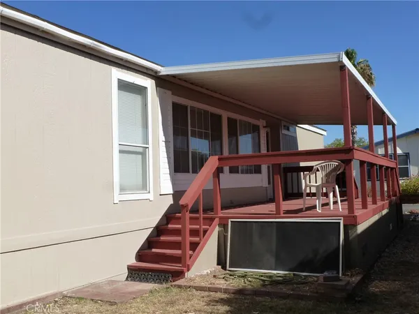 a view of entryway with a front door