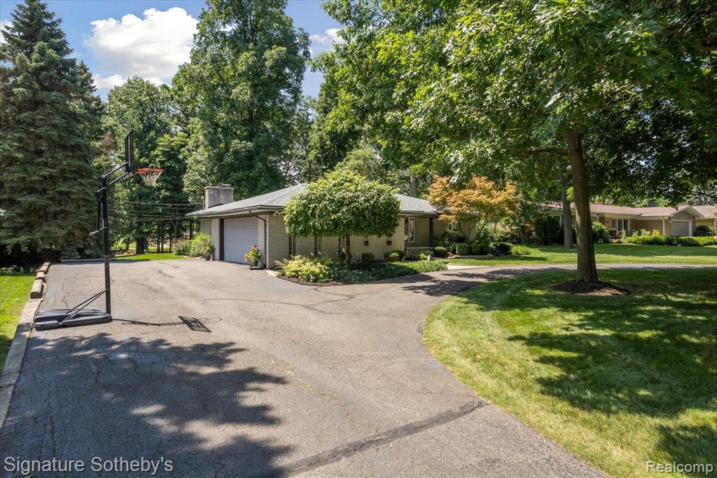 203 Montmorency Road Rochester Hills, MI 48307 - Photo 3 of 28