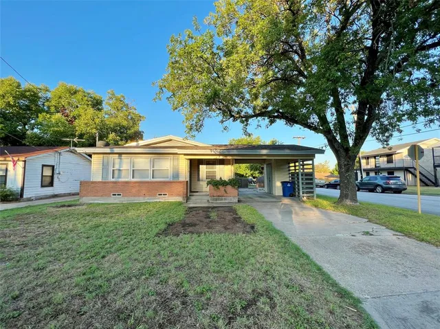 $1,425 | 1319 North Clay Street, Ennis, TX 75119