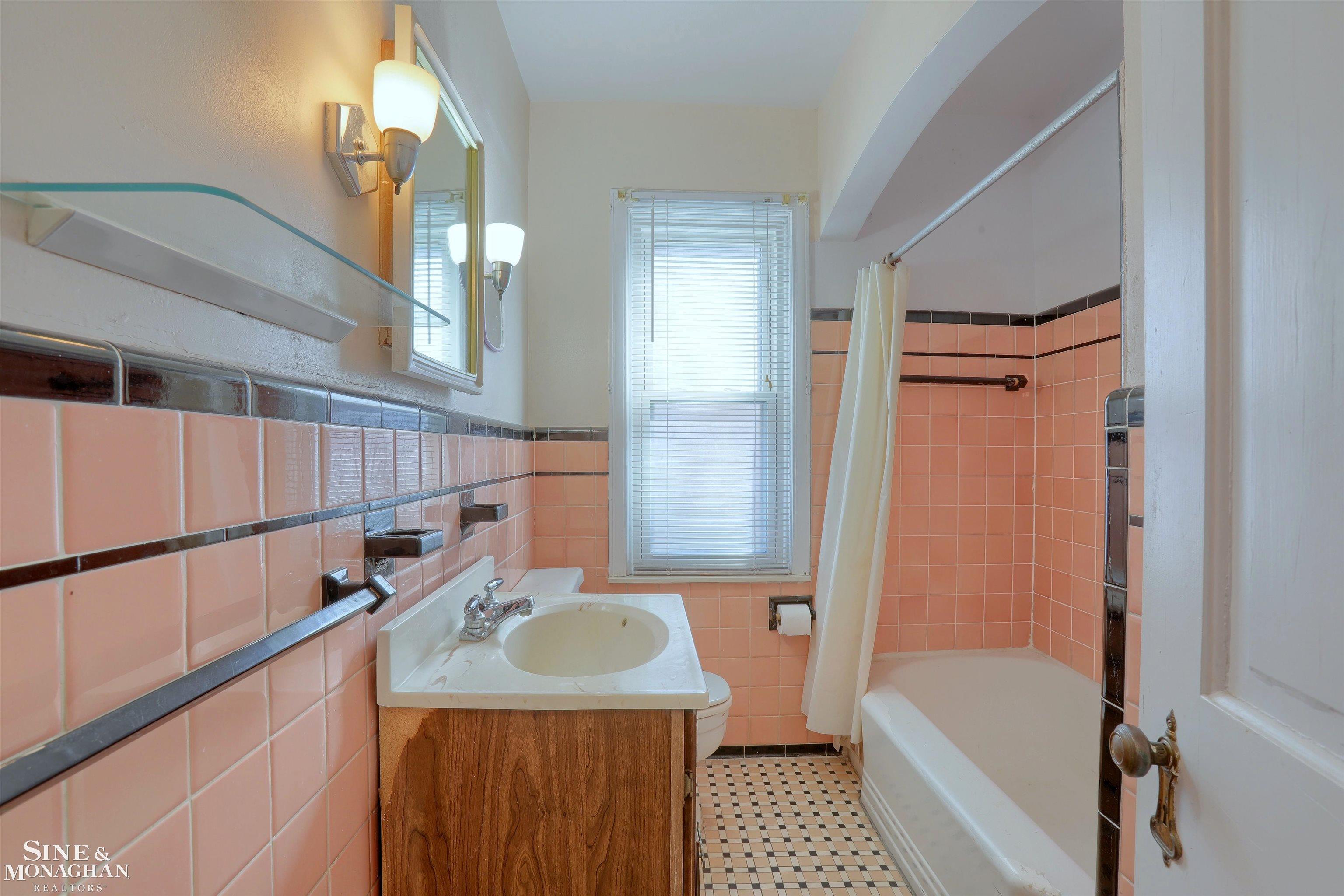 1388 Vernier Road Grosse Pointe, MI 48236 - Photo 14 of 25 50144603-82DAD125-408E-4E30-82CD-693A7C236729.JPG