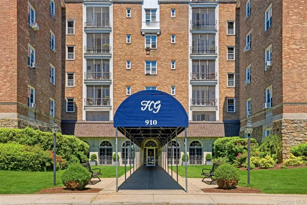 $310,000 | 910 Stuart Avenue, Unit 2C, Mamaroneck, NY 10543