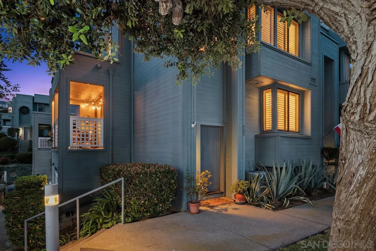 964 Intrepid Court Del Mar, CA 92014 - Photo 3 of 36