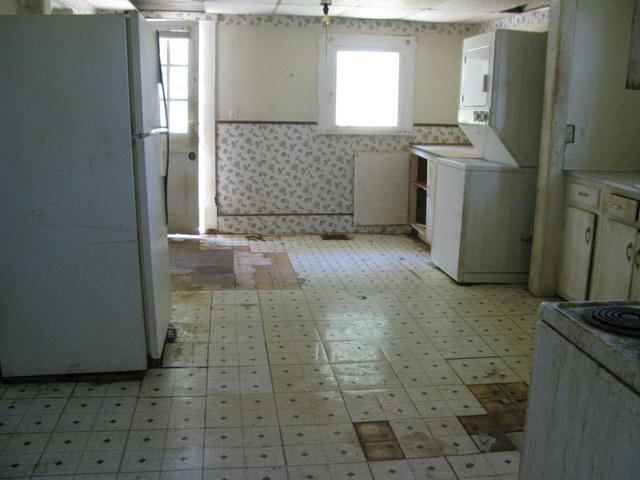 3641 Yellow Mountain Road Southeast Roanoke, VA 24014 - Photo 20 of 21 a bathroom with a sink and a mirror