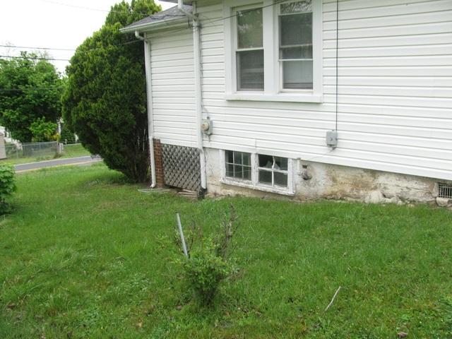 3641 Yellow Mountain Road Southeast Roanoke, VA 24014 - Photo 6 of 21 a front view of a house with a yard