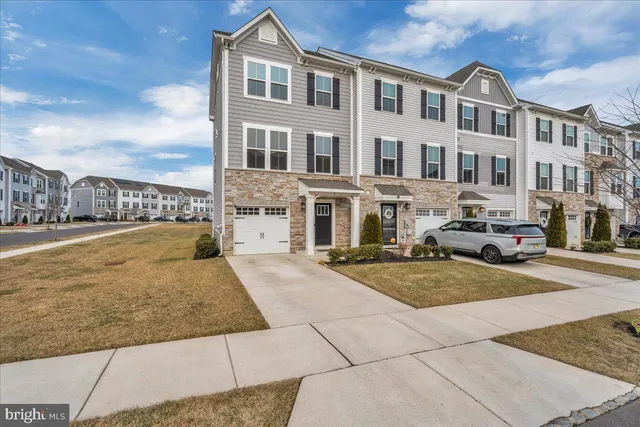 a view of residential houses with city street
