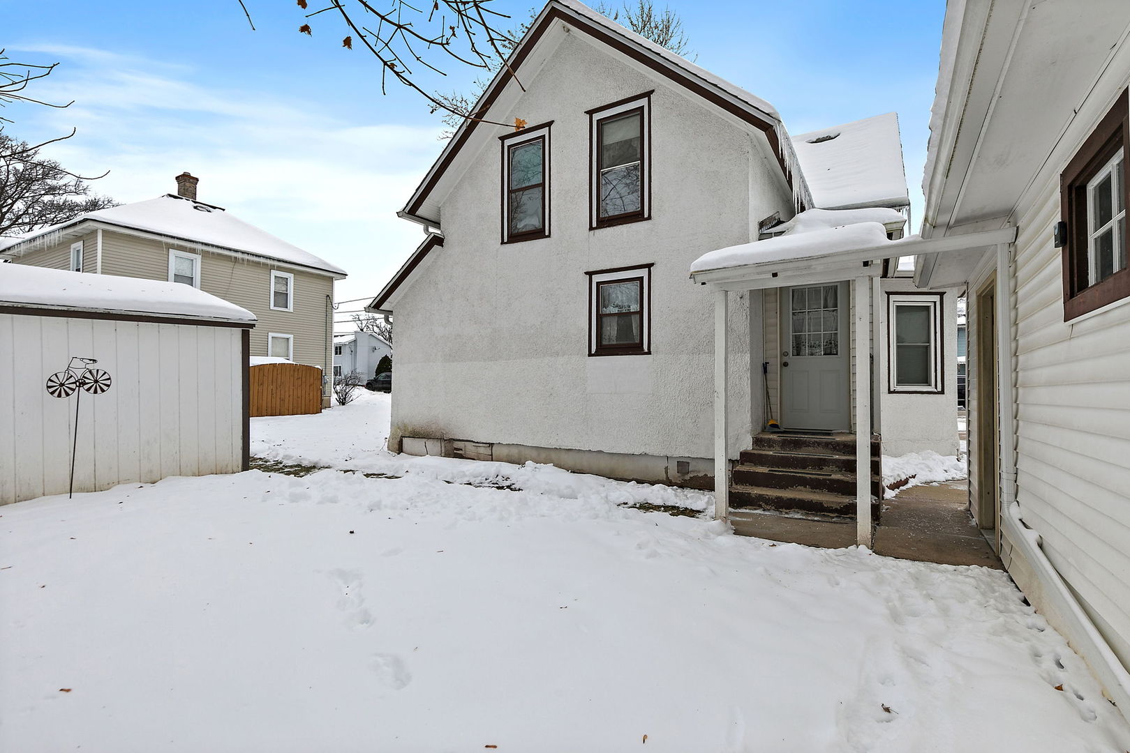 11824 Prairie Avenue Hebron, IL 60034 - Photo 20 of 22 a view of a house with a snow in the background