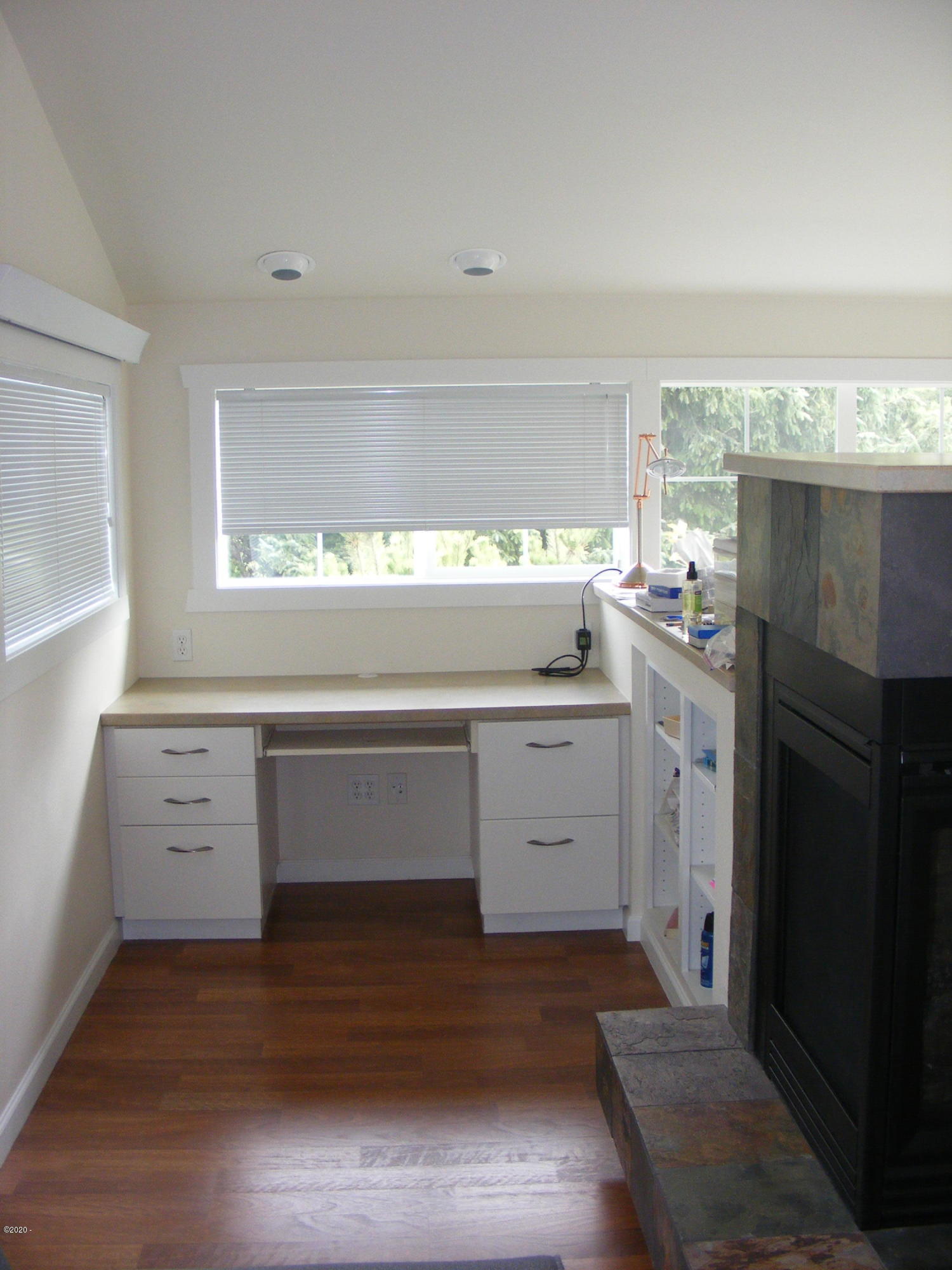 415 Northwest 19th Street Newport, OR 97365 - Photo 23 of 40 Living Rm alcove