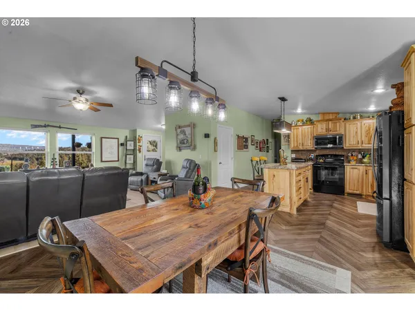 $425,000 | 27558 La Costa Avenue, John Day, OR 97845