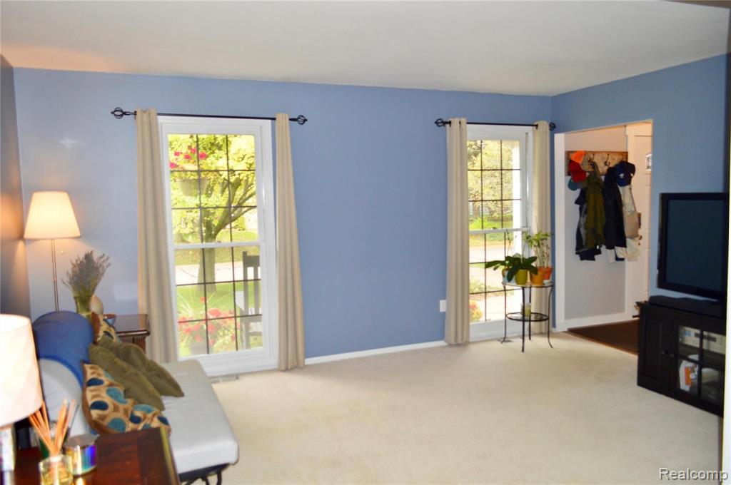 35472 Fredericksburg Road Farmington Hills, MI 48331 - Photo 9 of 28
