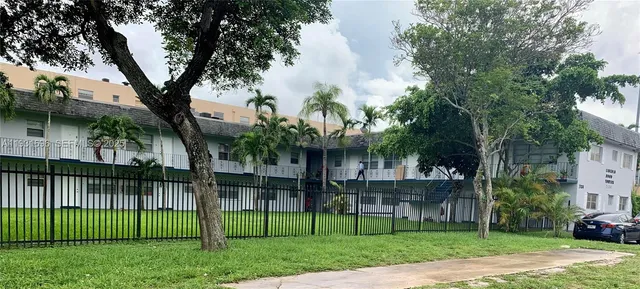 a view of house with a yard