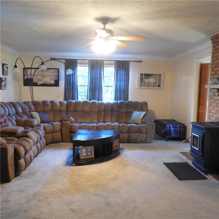 2519 Old Pittsburgh Road New Castle, PA 16101 - Photo 4 of 25 Living room