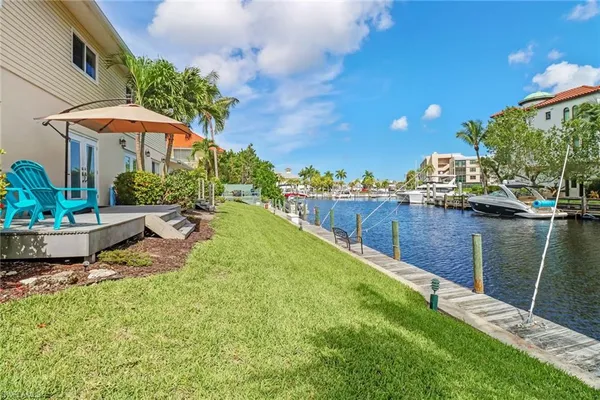 a view of a garden with sitting area