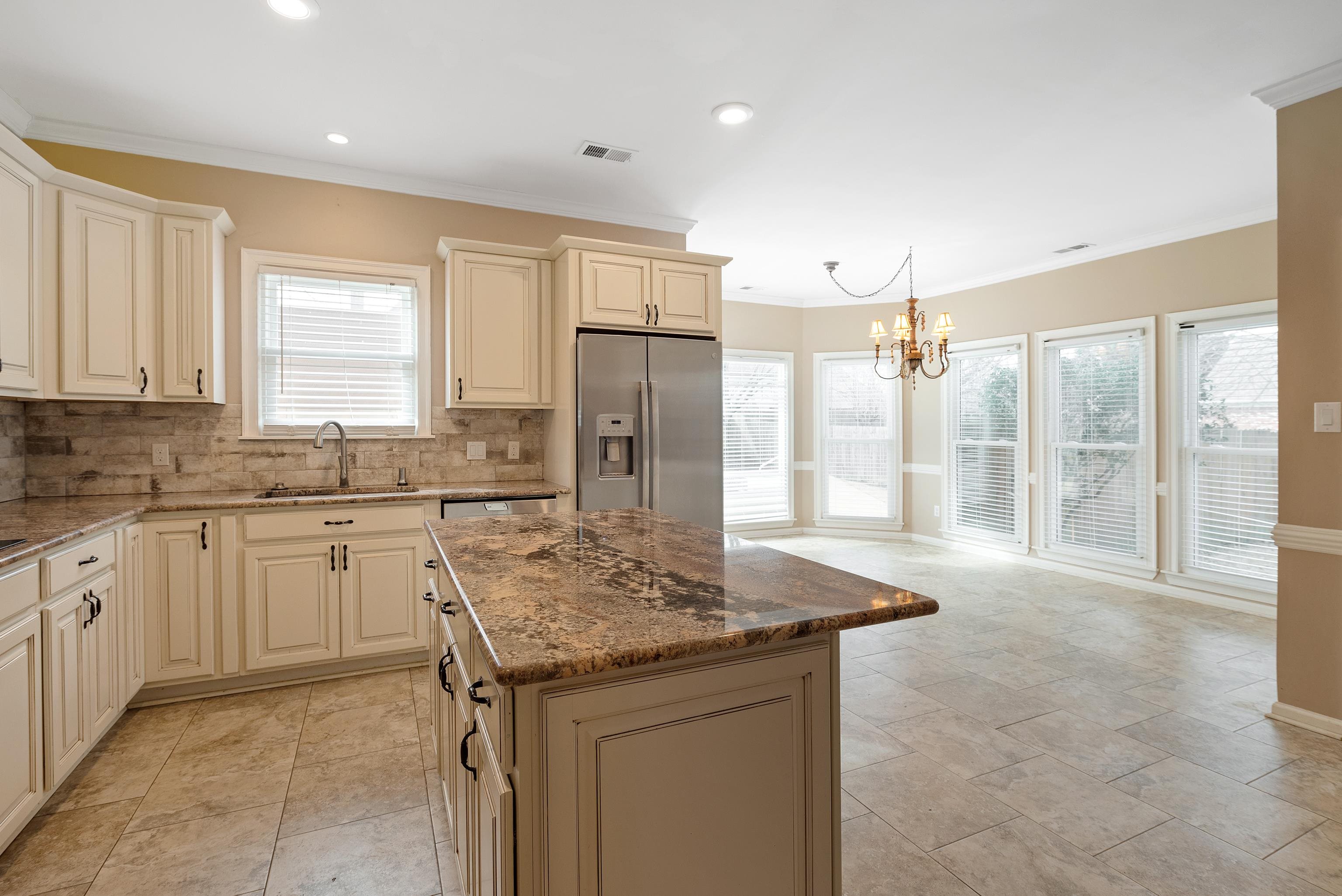 1553 John Ridge Drive Collierville, TN 38017 - Photo 10 of 40 a kitchen with granite countertop a sink and refrigerator