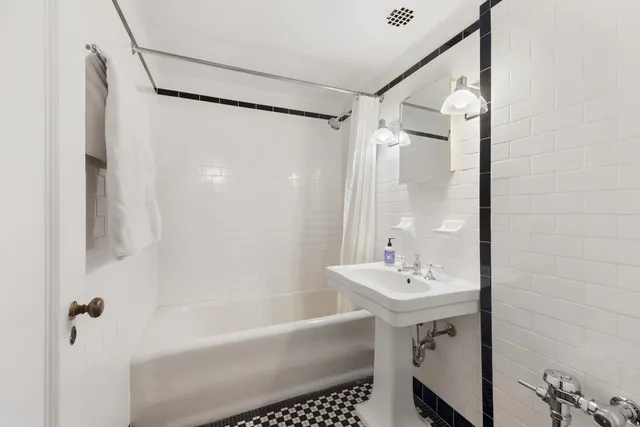 $1,380,000 | 405 West 23rd Street, Unit 14JK | Chelsea