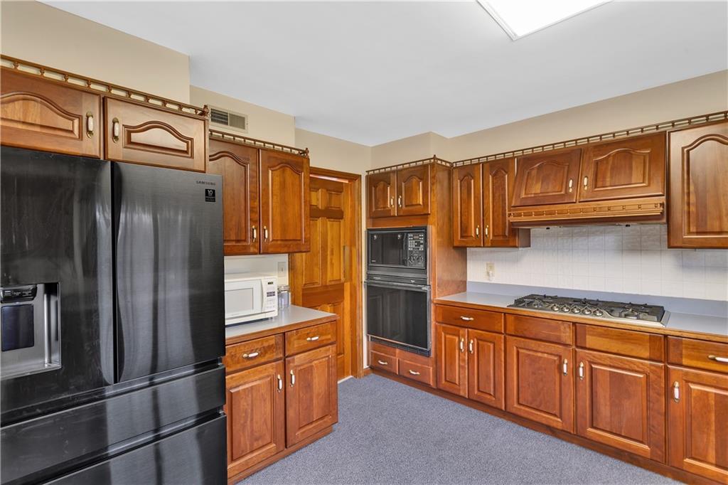 944 Lowber Road Irwin, PA 15642 - Photo 3 of 37