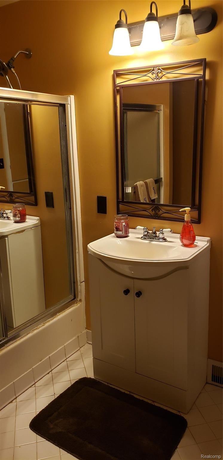 11118 Coolidge Road Goodrich, MI 48438 - Photo 12 of 43 First Floor Bath