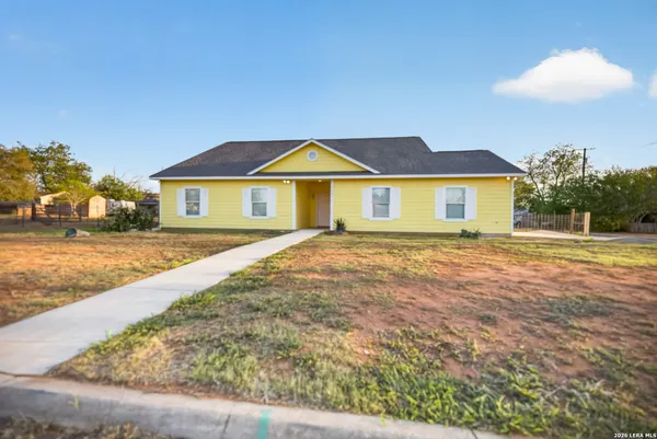 $279,999 | 1006 East Taft Street, Pearsall, TX 78061