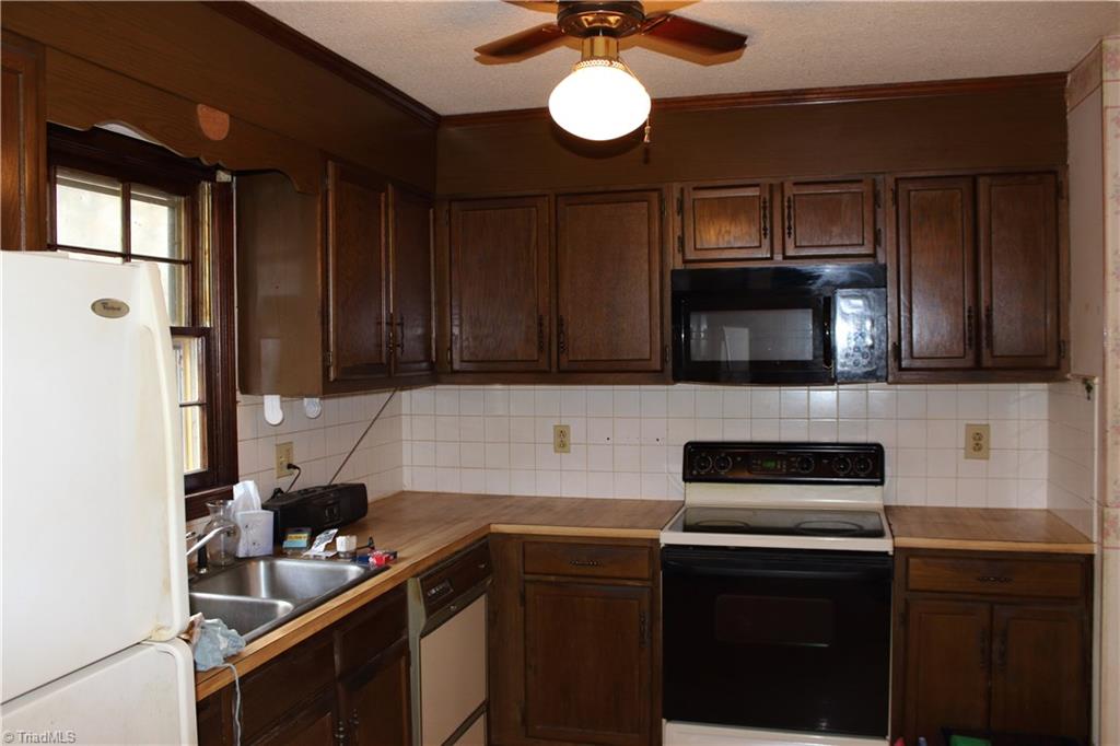 8134 Dull Road Clemmons, NC 27012 - Photo 7 of 15 Kitchen, all appliances remain and will be conveyed with the house.