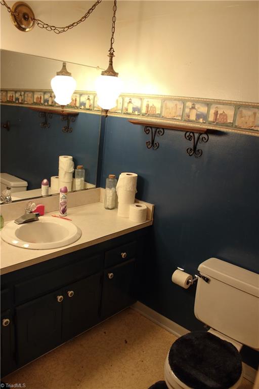 8134 Dull Road Clemmons, NC 27012 - Photo 8 of 15 Hall - full bathroom